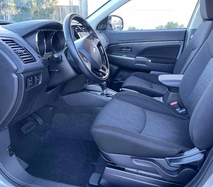 Clean SUV interior dashboard and driver's seat after a Fast Clean Mobile Detailing interior detail.